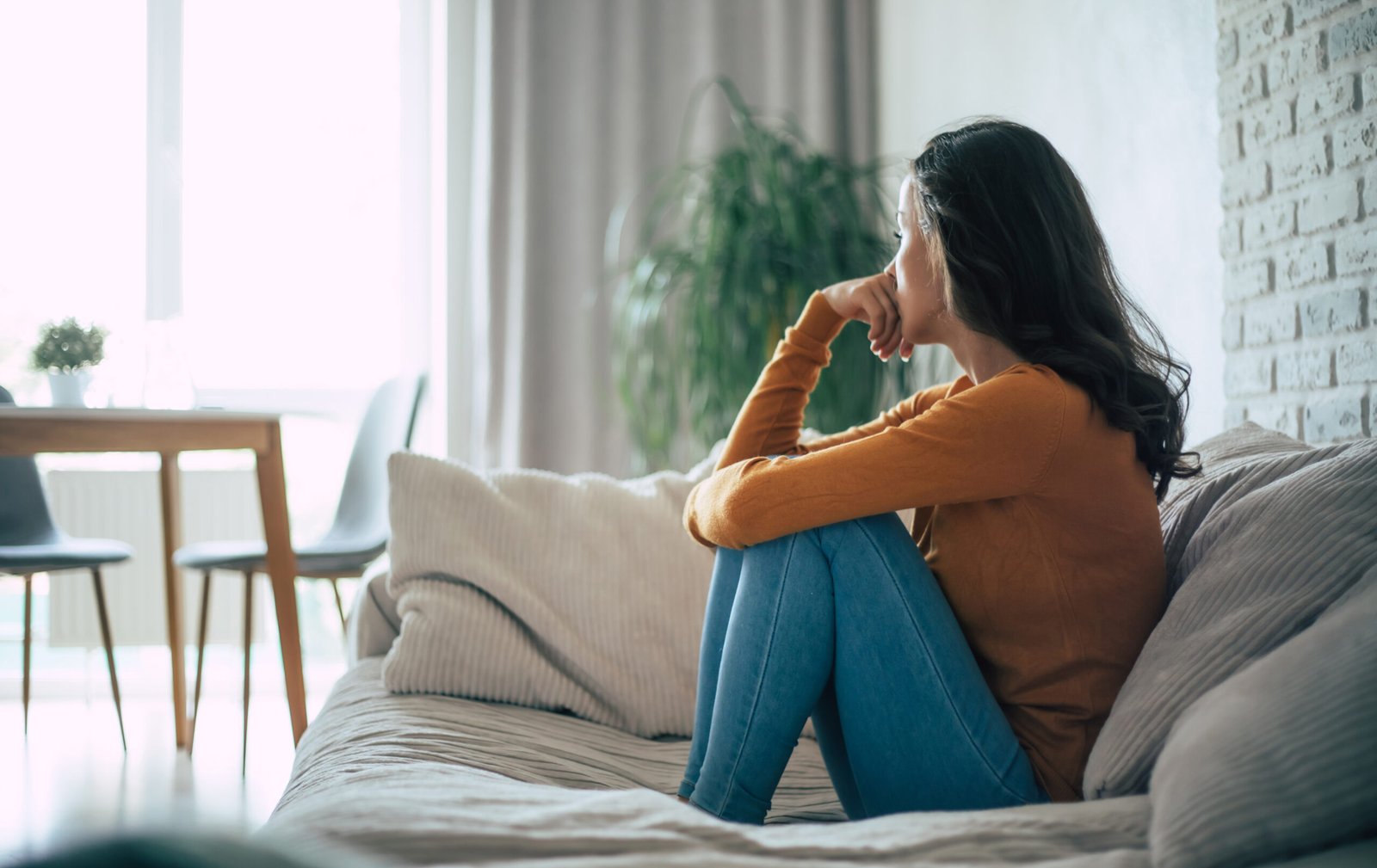 Como a psicoterapia pode ajudar no controle da ansiedade Você sente o coração acelerar, pensamentos que não param, um nó na garganta e aquela sensação constante de que algo ruim vai acontecer? Esses são sinais comuns da ansiedade, uma das principais razões que levam as pessoas a procurar ajuda psicológica. A boa notícia é: você não precisa viver assim todos os dias. A psicoterapia é uma das formas mais eficazes de compreender e tratar a ansiedade — e neste artigo, vou te mostrar como esse processo funciona. O que é a ansiedade? A ansiedade, em si, não é algo ruim. Ela é uma reação natural do corpo diante de situações que exigem atenção, alerta ou preparo. O problema surge quando ela se torna constante, intensa e começa a interferir na sua rotina, sono, trabalho, estudos e relações. Sintomas comuns da ansiedade: Pensamentos acelerados e negativos Medo exagerado de situações futuras Sensação de aperto no peito ou falta de ar Irritabilidade, cansaço e dificuldade de concentração Insônia ou sono agitado Crises de choro ou pânico sem motivo aparente Se você se identifica com alguns desses sintomas, saiba que não é exagero — e você não precisa “dar conta sozinha”. Como a psicoterapia pode ajudar? A terapia é um espaço seguro para olhar de forma profunda para os seus pensamentos, emoções e comportamentos. No caso da ansiedade, o processo terapêutico vai te ajudar a: ✔ Identificar os gatilhos que geram ansiedade no seu dia a dia ✔ Entender o que está por trás do medo ou da preocupação excessiva ✔ Aprender a regular suas emoções com técnicas e estratégias práticas ✔ Construir pensamentos mais realistas e saudáveis ✔ Desenvolver autoconsciência, autoestima e confiança ✔ Prevenir recaídas e criar uma vida mais leve e equilibrada Ansiedade tem cura? A ansiedade pode ser controlada com acompanhamento psicológico, mudanças de hábitos e, em alguns casos, suporte psiquiátrico. Cada pessoa é única — por isso, a psicoterapia é personalizada, respeitando seu tempo e sua história. Você merece viver com mais leveza Se a ansiedade tem tirado sua paz, o primeiro passo é buscar ajuda. A psicoterapia não apaga a ansiedade da sua vida, mas te ensina a viver sem ser dominada por ela. Atendo presencialmente em Uberlândia e online para todo o Brasil. Se quiser conversar, entender mais sobre como funciona ou agendar sua sessão, estou aqui para te ouvir.