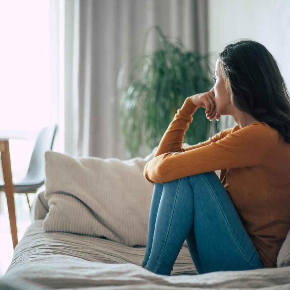 Como a psicoterapia pode ajudar no controle da ansiedade Você sente o coração acelerar, pensamentos que não param, um nó na garganta e aquela sensação constante de que algo ruim vai acontecer? Esses são sinais comuns da ansiedade, uma das principais razões que levam as pessoas a procurar ajuda psicológica. A boa notícia é: você não precisa viver assim todos os dias. A psicoterapia é uma das formas mais eficazes de compreender e tratar a ansiedade — e neste artigo, vou te mostrar como esse processo funciona. O que é a ansiedade? A ansiedade, em si, não é algo ruim. Ela é uma reação natural do corpo diante de situações que exigem atenção, alerta ou preparo. O problema surge quando ela se torna constante, intensa e começa a interferir na sua rotina, sono, trabalho, estudos e relações. Sintomas comuns da ansiedade: Pensamentos acelerados e negativos Medo exagerado de situações futuras Sensação de aperto no peito ou falta de ar Irritabilidade, cansaço e dificuldade de concentração Insônia ou sono agitado Crises de choro ou pânico sem motivo aparente Se você se identifica com alguns desses sintomas, saiba que não é exagero — e você não precisa “dar conta sozinha”. Como a psicoterapia pode ajudar? A terapia é um espaço seguro para olhar de forma profunda para os seus pensamentos, emoções e comportamentos. No caso da ansiedade, o processo terapêutico vai te ajudar a: ✔ Identificar os gatilhos que geram ansiedade no seu dia a dia ✔ Entender o que está por trás do medo ou da preocupação excessiva ✔ Aprender a regular suas emoções com técnicas e estratégias práticas ✔ Construir pensamentos mais realistas e saudáveis ✔ Desenvolver autoconsciência, autoestima e confiança ✔ Prevenir recaídas e criar uma vida mais leve e equilibrada Ansiedade tem cura? A ansiedade pode ser controlada com acompanhamento psicológico, mudanças de hábitos e, em alguns casos, suporte psiquiátrico. Cada pessoa é única — por isso, a psicoterapia é personalizada, respeitando seu tempo e sua história. Você merece viver com mais leveza Se a ansiedade tem tirado sua paz, o primeiro passo é buscar ajuda. A psicoterapia não apaga a ansiedade da sua vida, mas te ensina a viver sem ser dominada por ela. Atendo presencialmente em Uberlândia e online para todo o Brasil. Se quiser conversar, entender mais sobre como funciona ou agendar sua sessão, estou aqui para te ouvir.